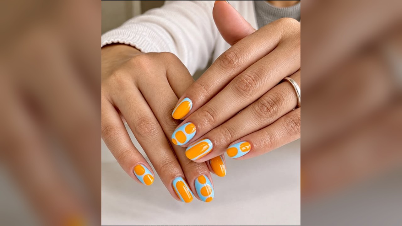 Manicure naranja y celeste con círculos — Valenti Studio, foto 1