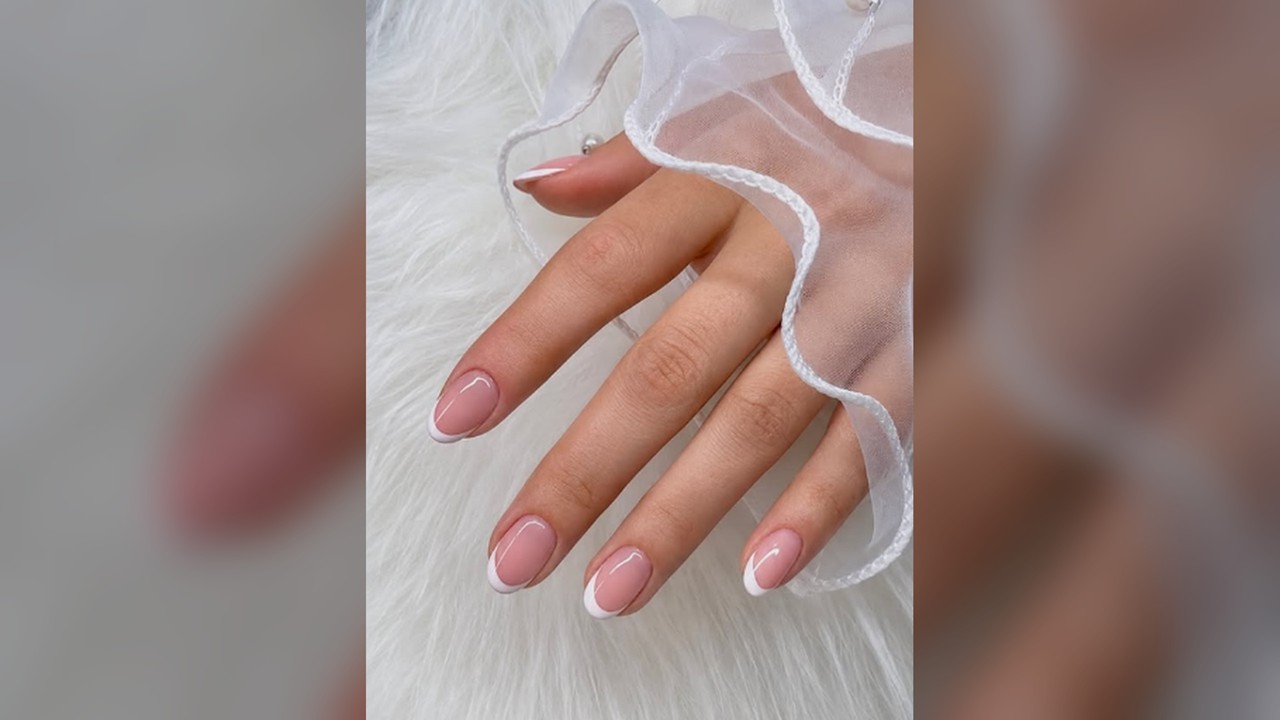 Manicure francesa de punta fina sobre base rosa — Valenti Studio, foto 17