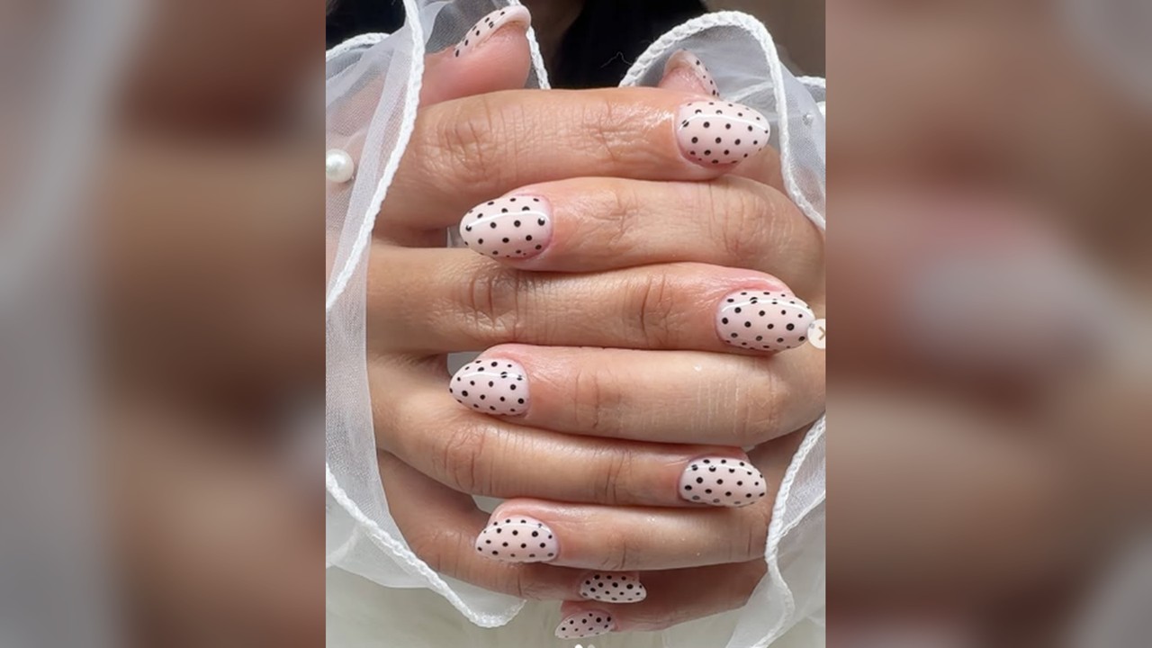 Manicure rosa clara con lunares negros — Valenti Studio, foto 18