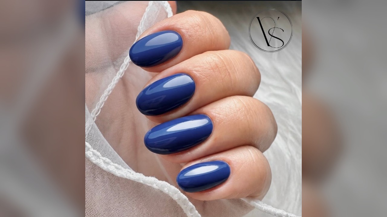 Manicure azul intenso de acabado brillante — Valenti Studio, foto 28