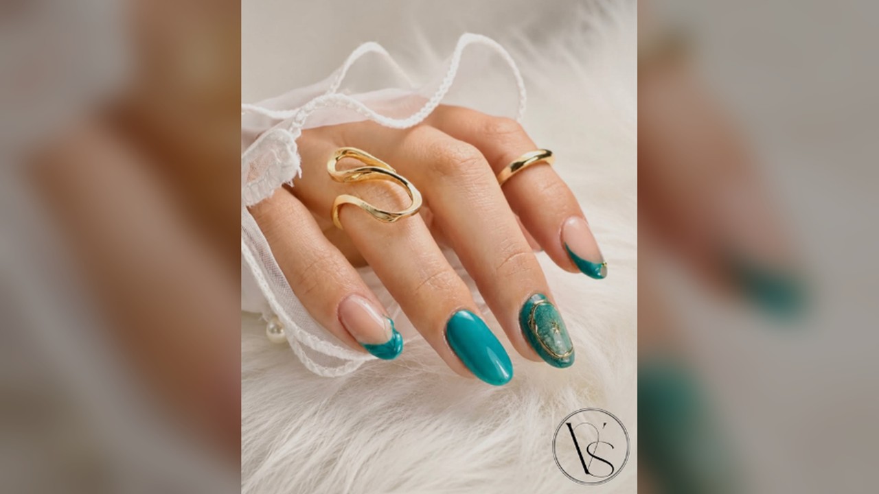 Manicure turquesa con acentos dorados y firma Valenti — Valenti Studio, foto 29