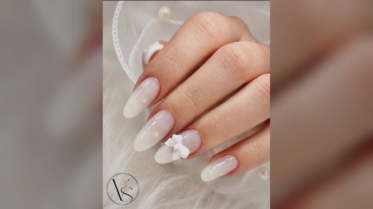 Manicure blanca con flor en relieve y perlas — Valenti Studio, foto 30