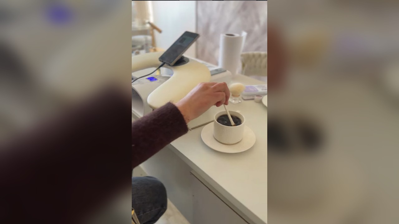 Una pausa de café en la estación de manicure — Valenti Studio, foto 36